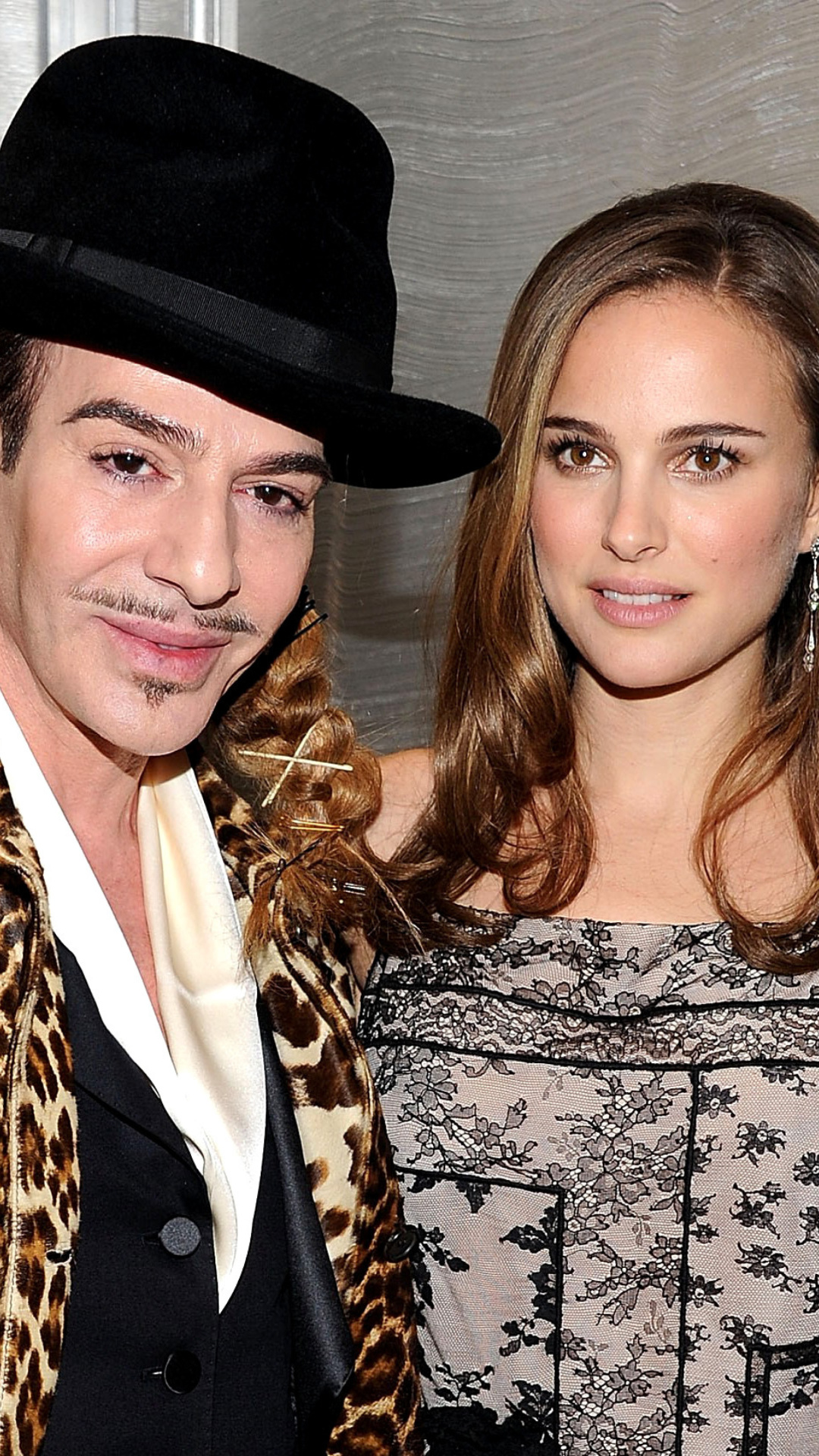 Screenshot №1 pro téma Natalie Portman & John Galliano 1080x1920