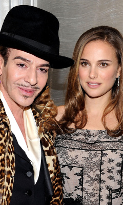 Screenshot №1 pro téma Natalie Portman & John Galliano 240x400