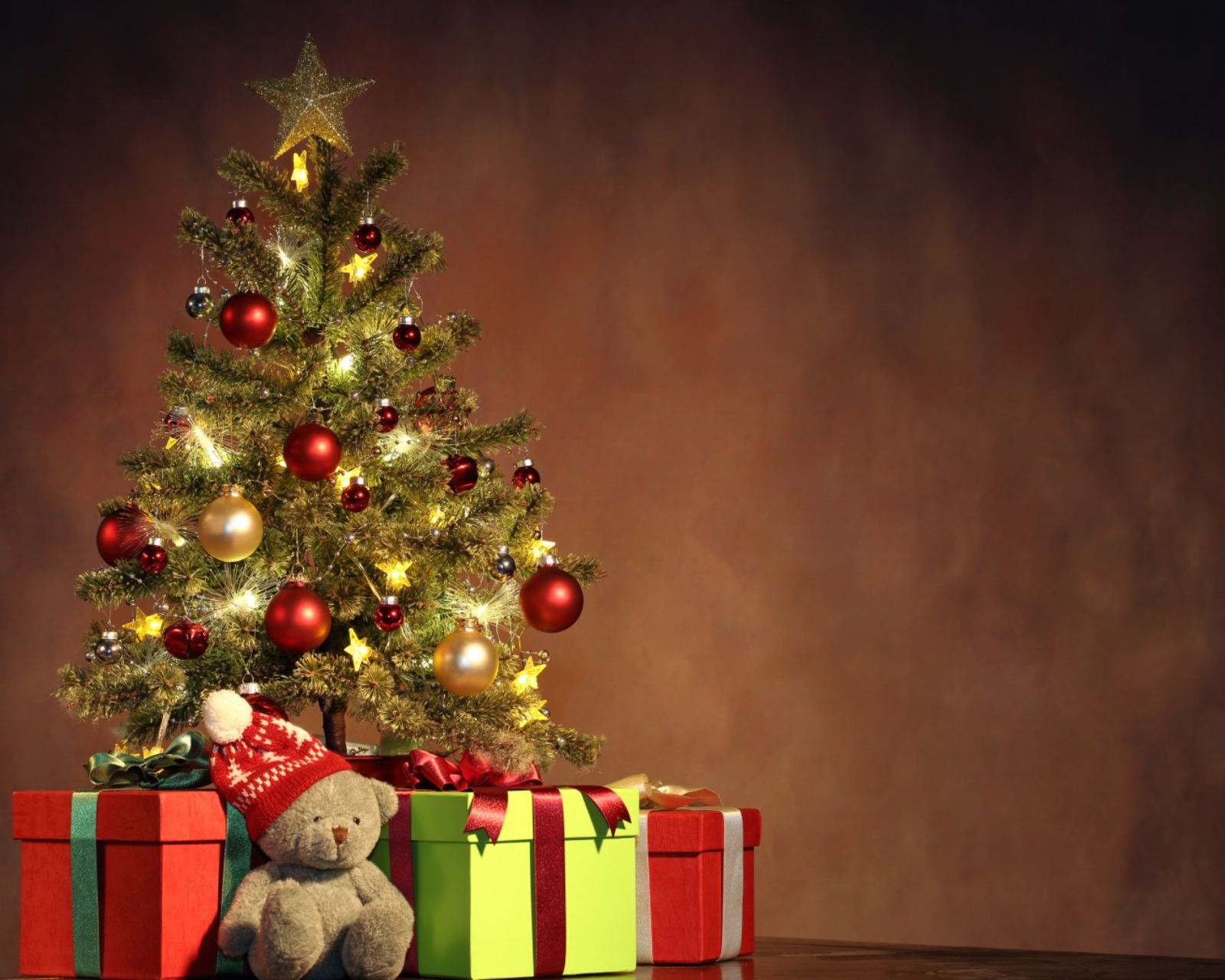 Christmas Presents Under Christmas Tree screenshot #1 1600x1280