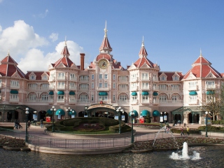 Screenshot №1 pro téma Disneyland Paris Castle Hotel 320x240