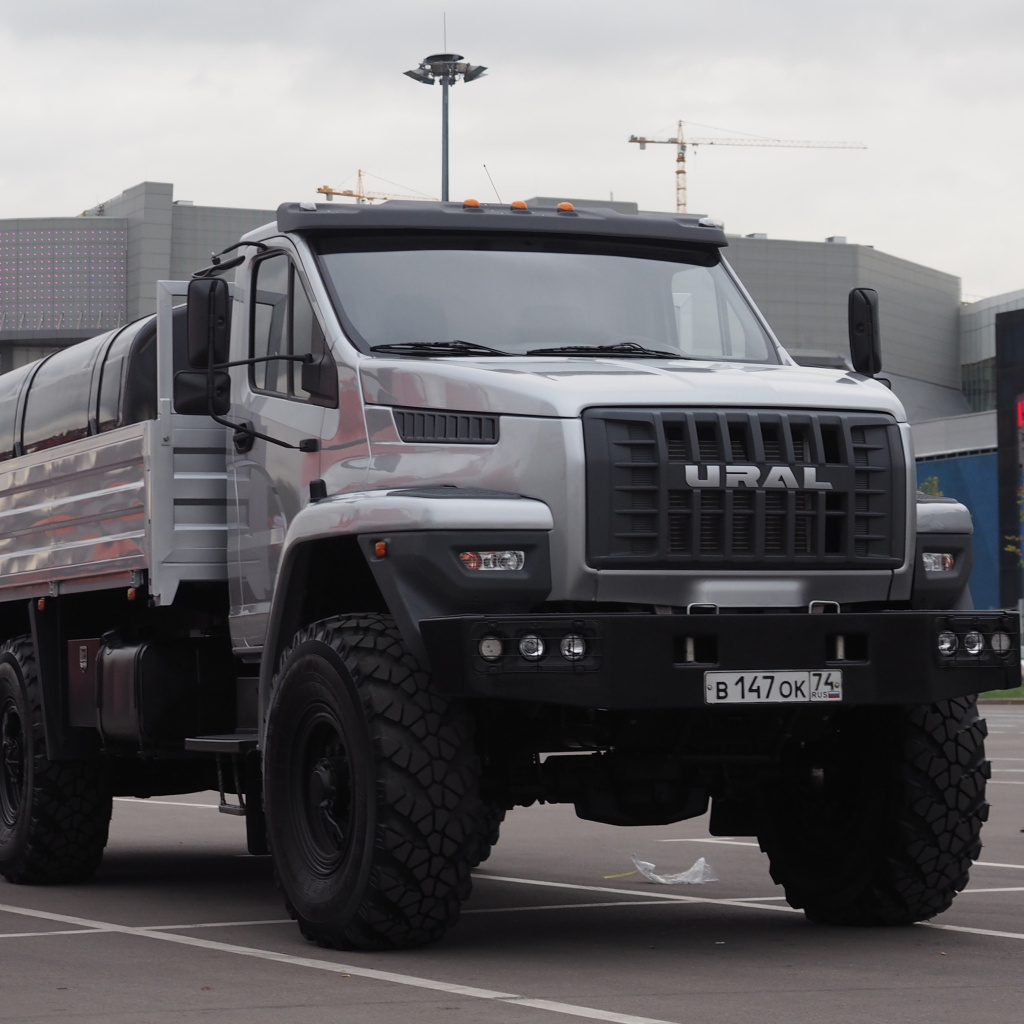 Das Ural Next Flatbed Truck Wallpaper 1024x1024