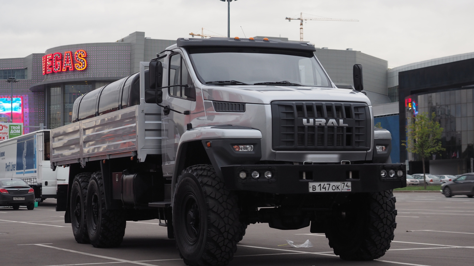 Fondo de pantalla Ural Next Flatbed Truck 1600x900