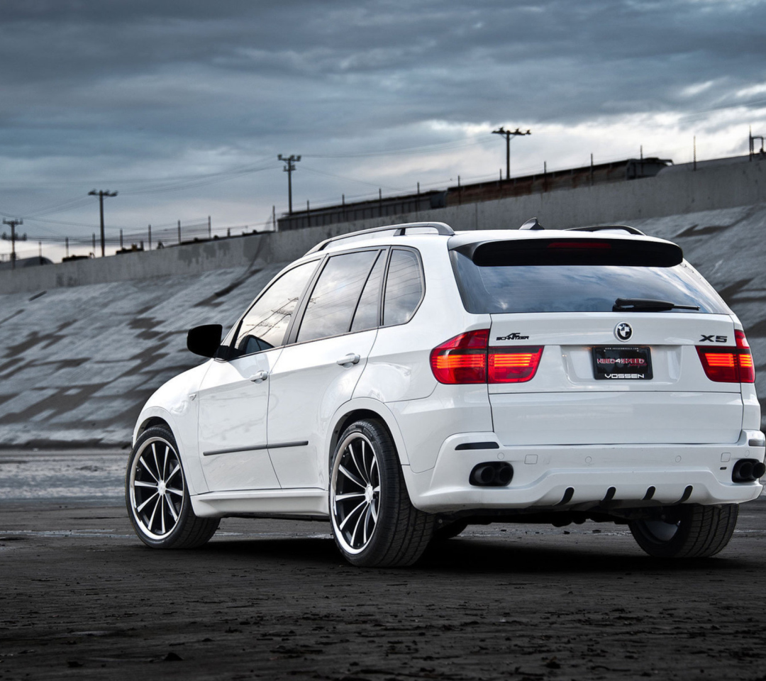 Das White BMW X5 Wallpaper 1080x960