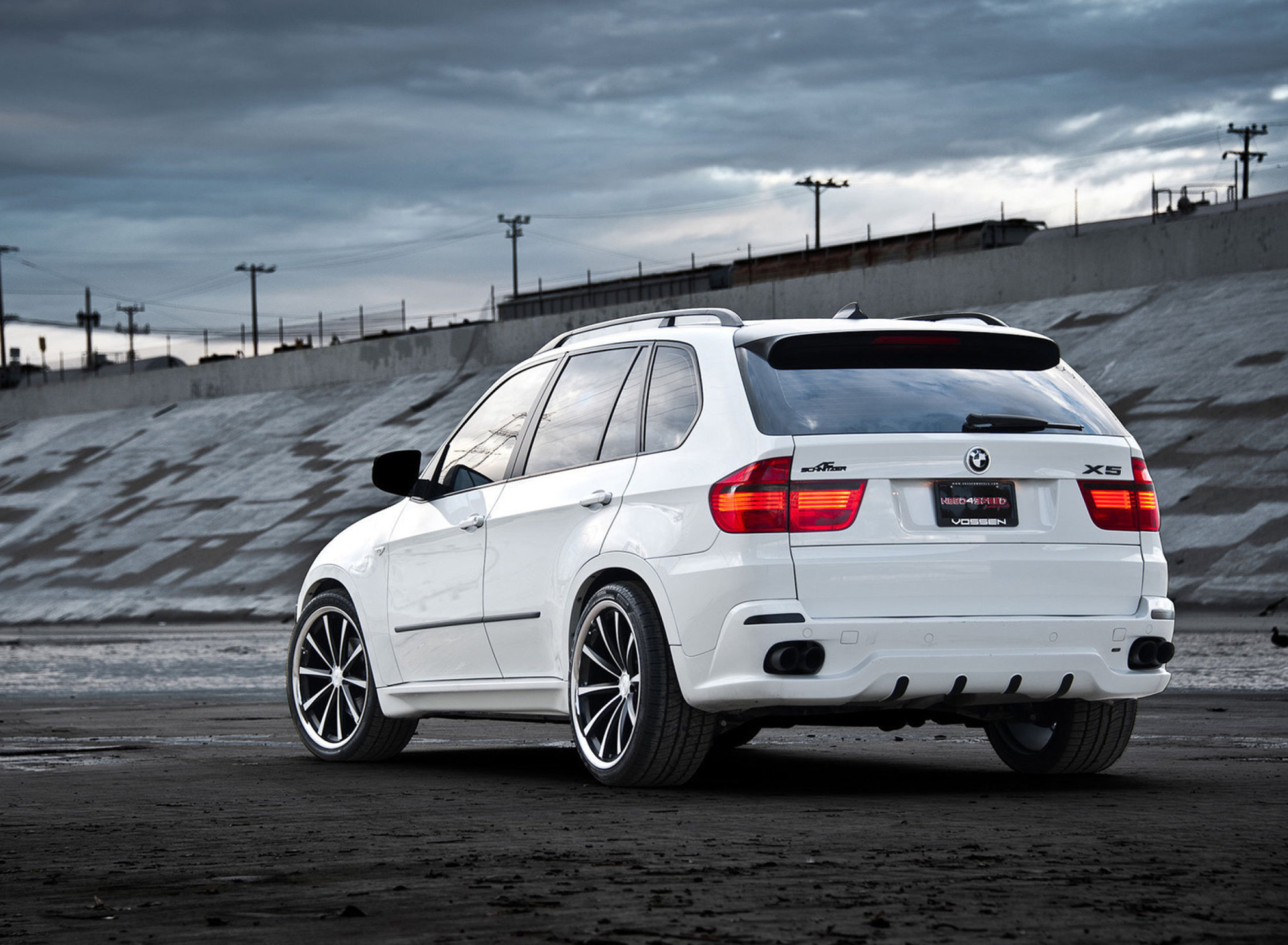 White BMW X5 wallpaper 1920x1408