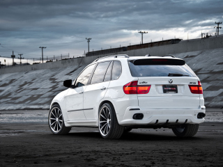 White BMW X5 screenshot #1 320x240