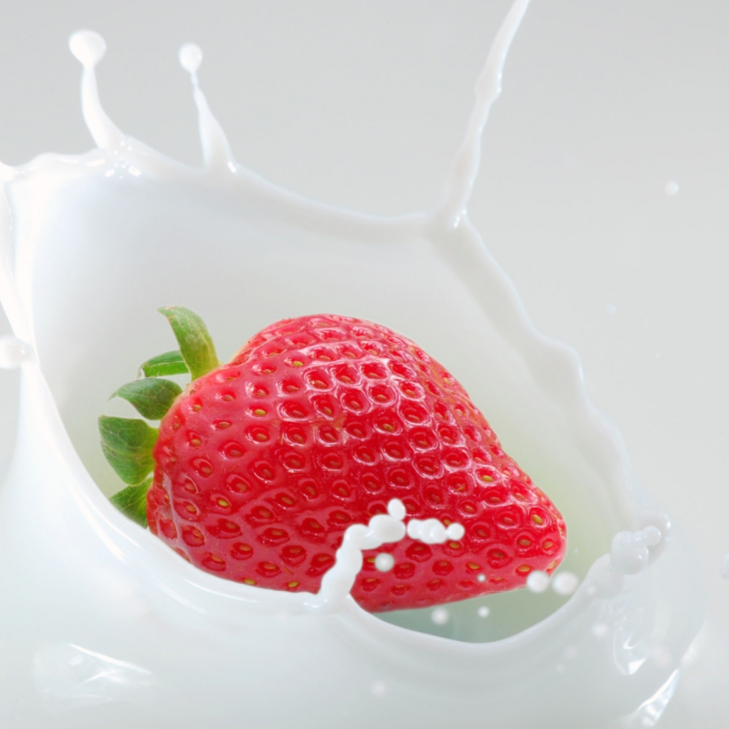 Обои Strawberrie In Milk 1024x1024