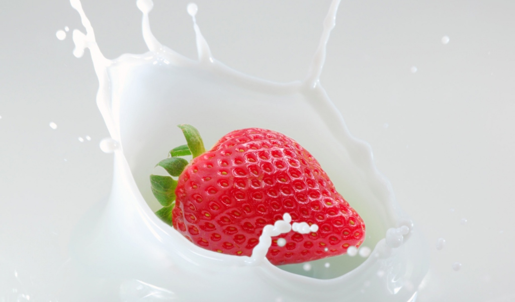 Das Strawberrie In Milk Wallpaper 1024x600