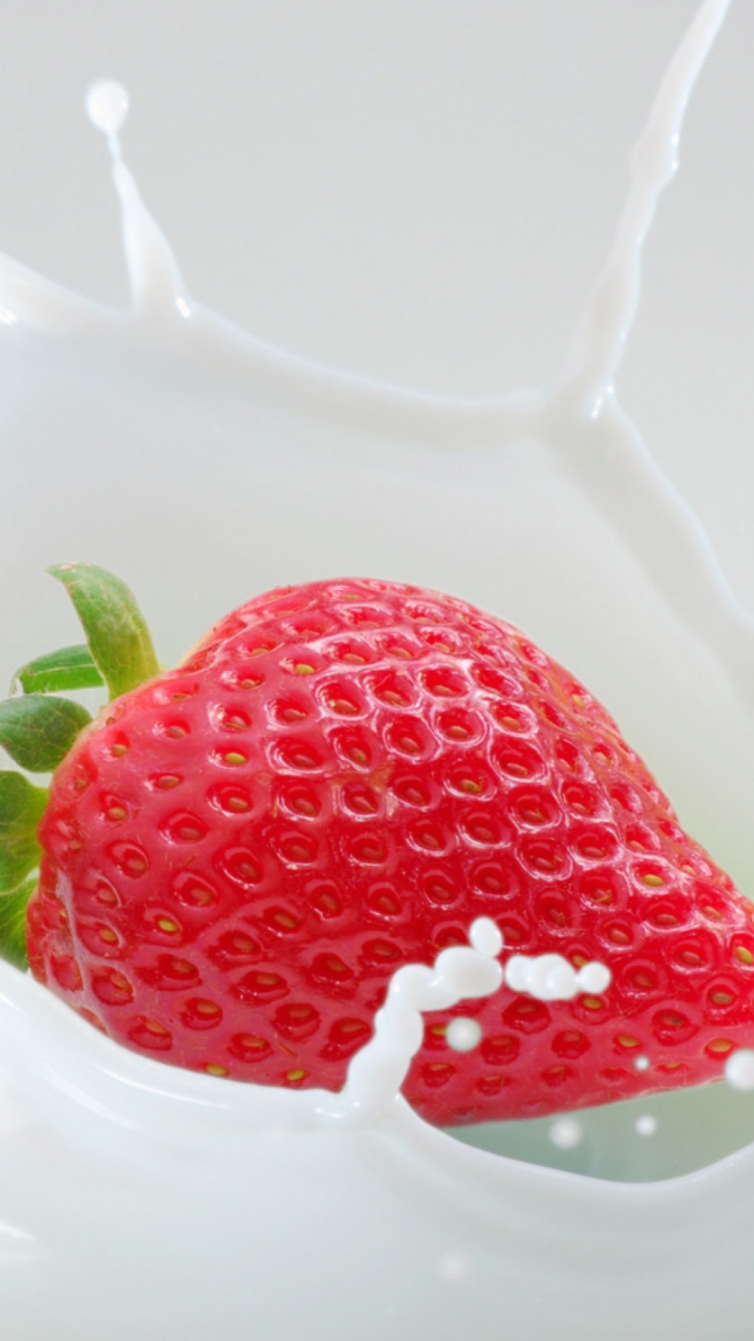 Das Strawberrie In Milk Wallpaper 1080x1920