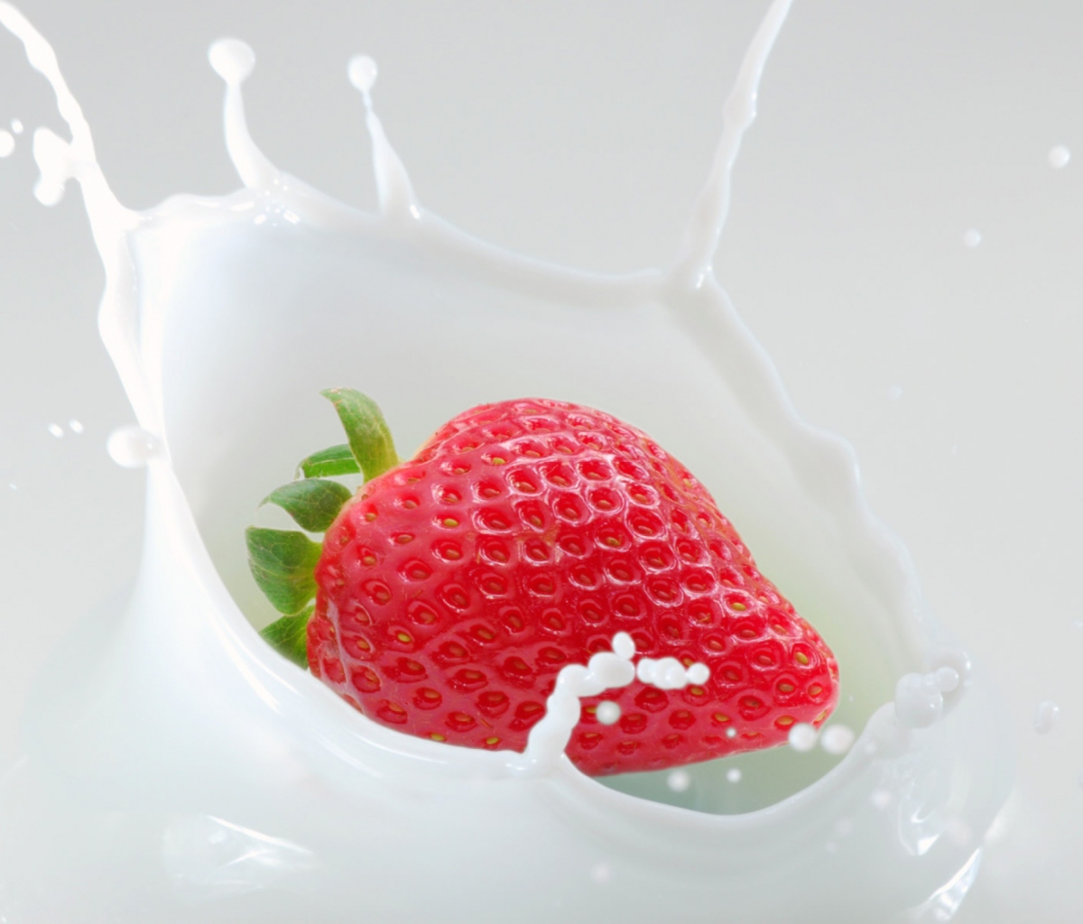 Обои Strawberrie In Milk 1200x1024
