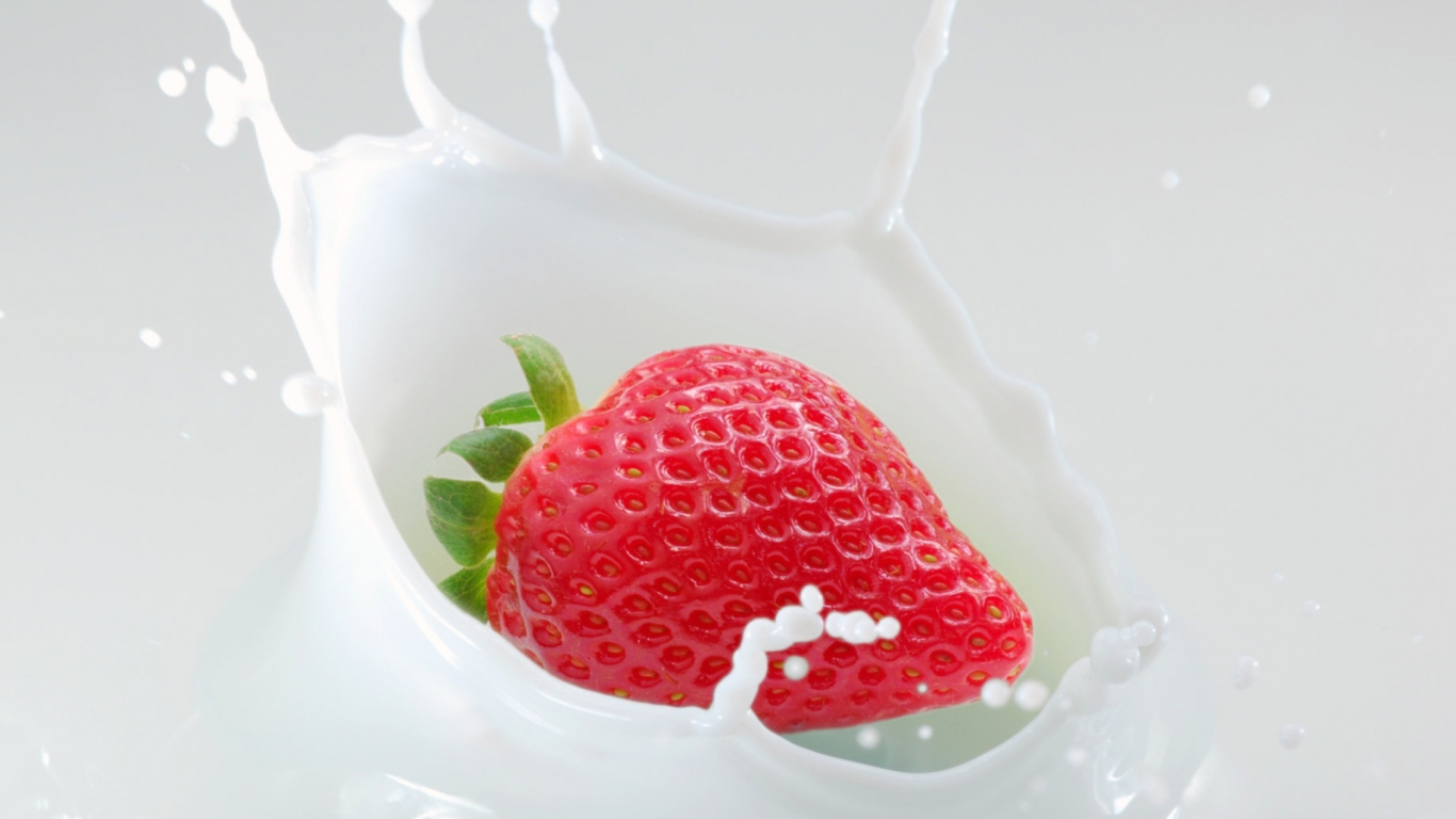 Sfondi Strawberrie In Milk 1366x768