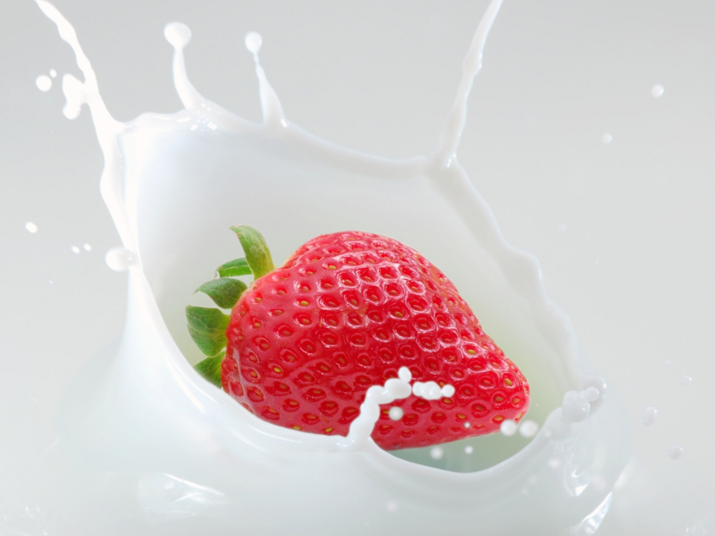 Обои Strawberrie In Milk 1400x1050