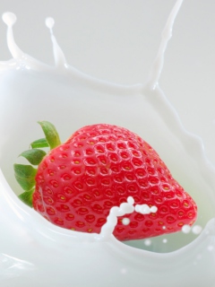 Das Strawberrie In Milk Wallpaper 240x320