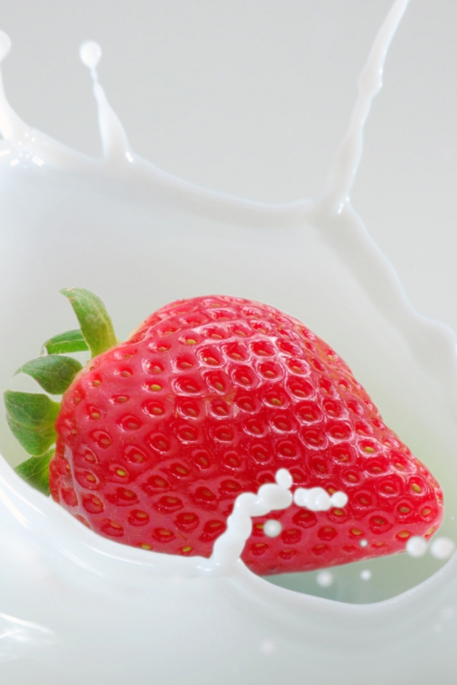 Обои Strawberrie In Milk 640x960