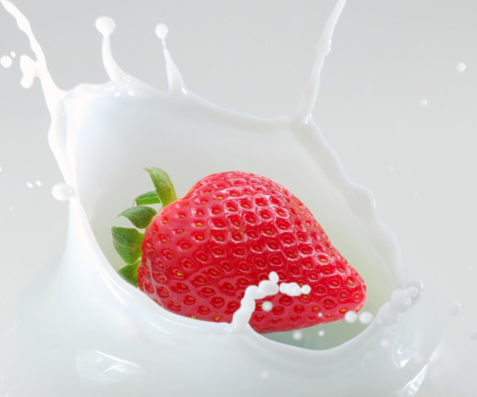 Обои Strawberrie In Milk 960x800