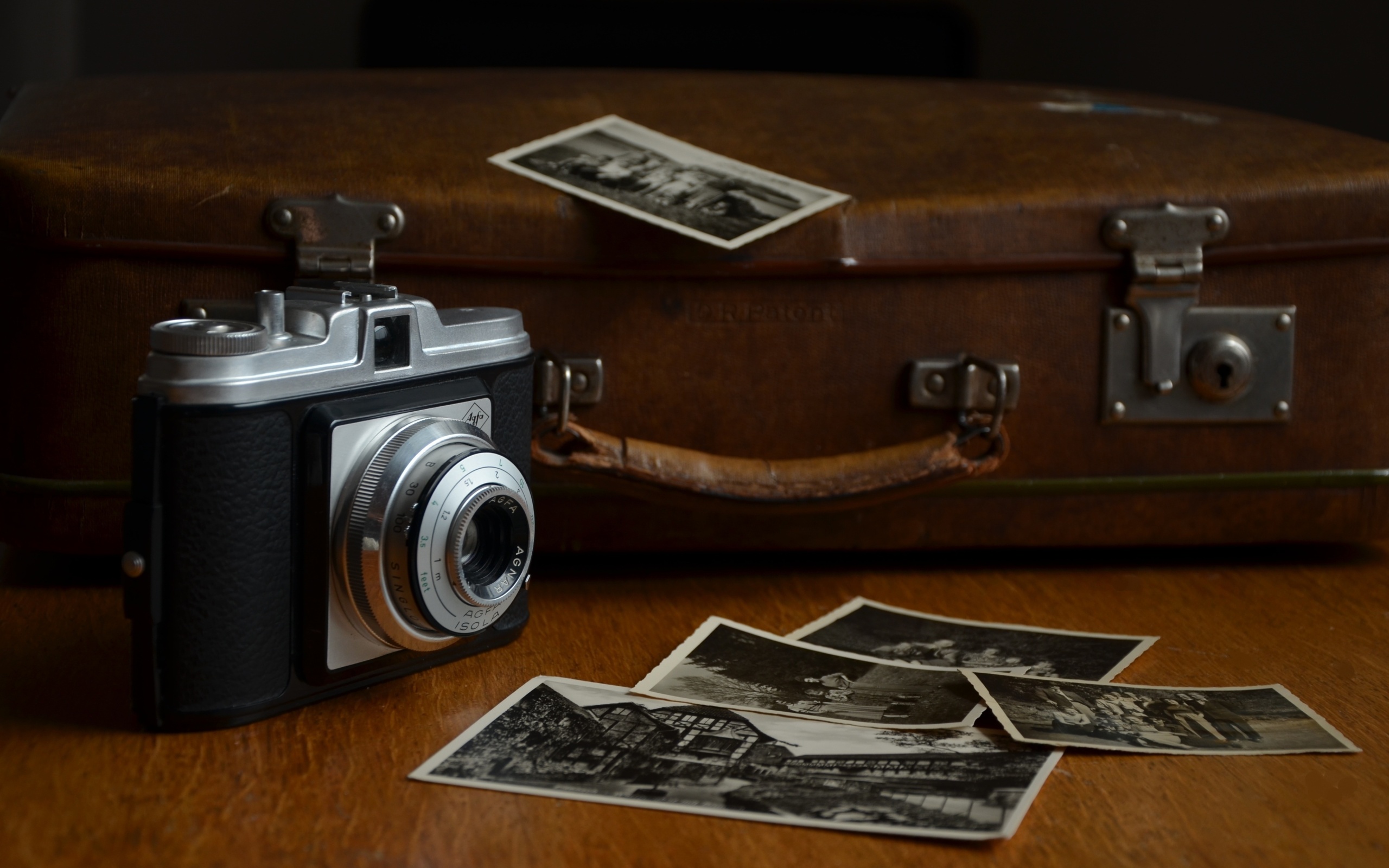 Das Retro Camera and Photos Wallpaper 2560x1600