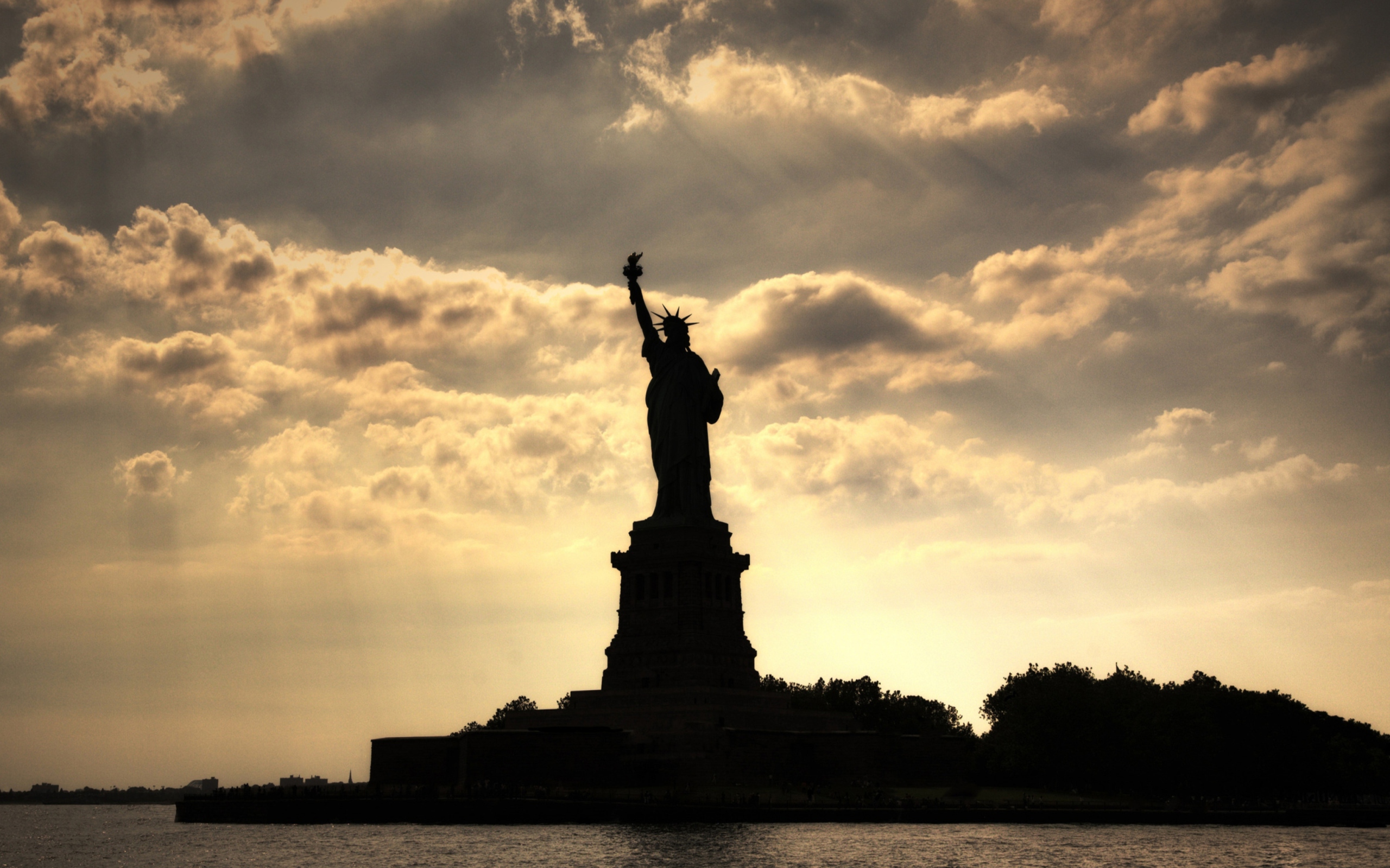 Screenshot №1 pro téma Statue Of Liberty New York America 2560x1600