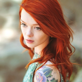 Kostenloses Beautiful Girl With Red Hair Wallpaper für iPad Air