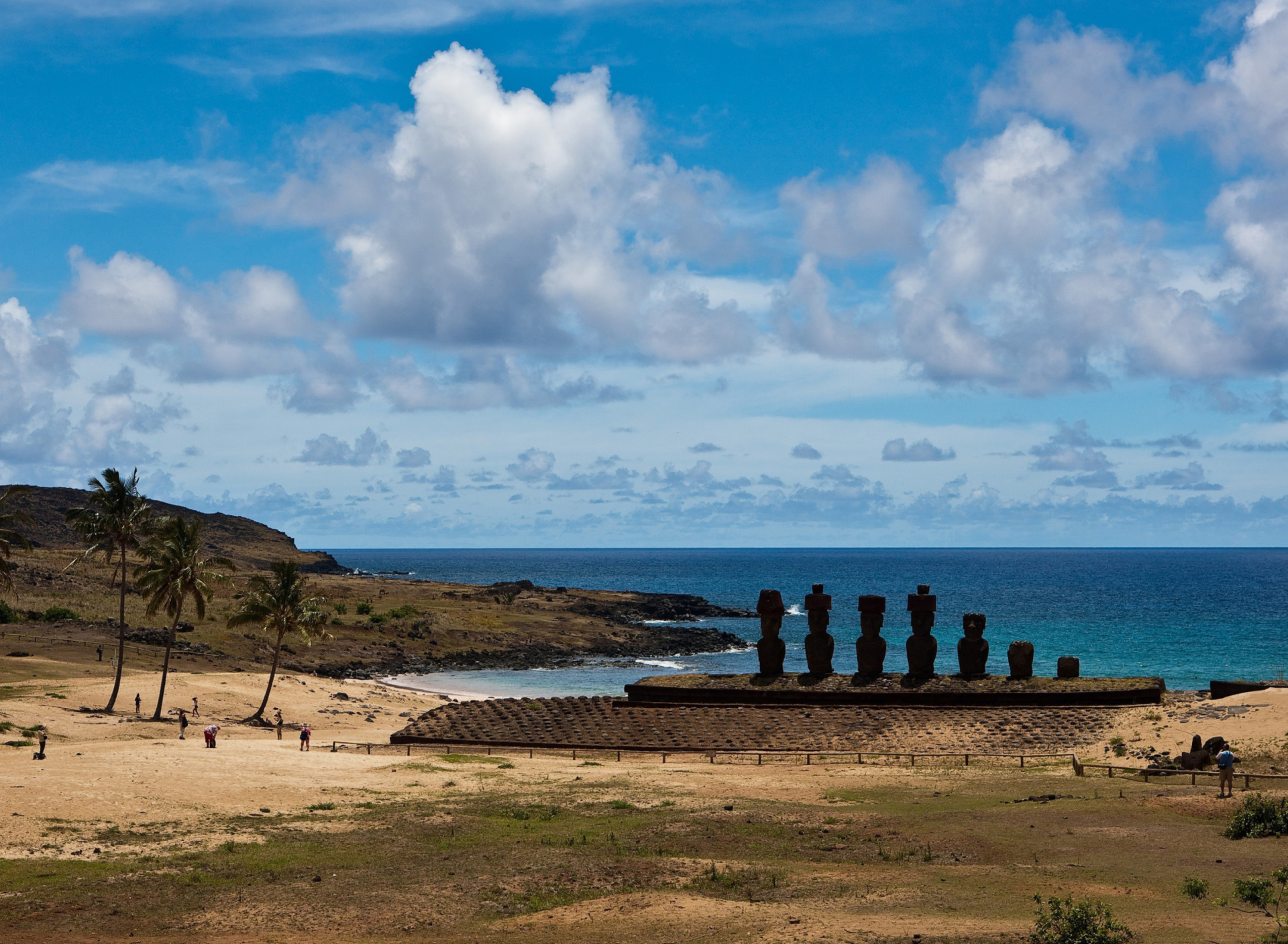 Обои Easter Island Statues 1920x1408