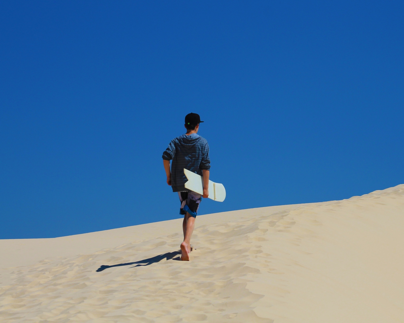 Sfondi Walk Up The Dunes 1600x1280