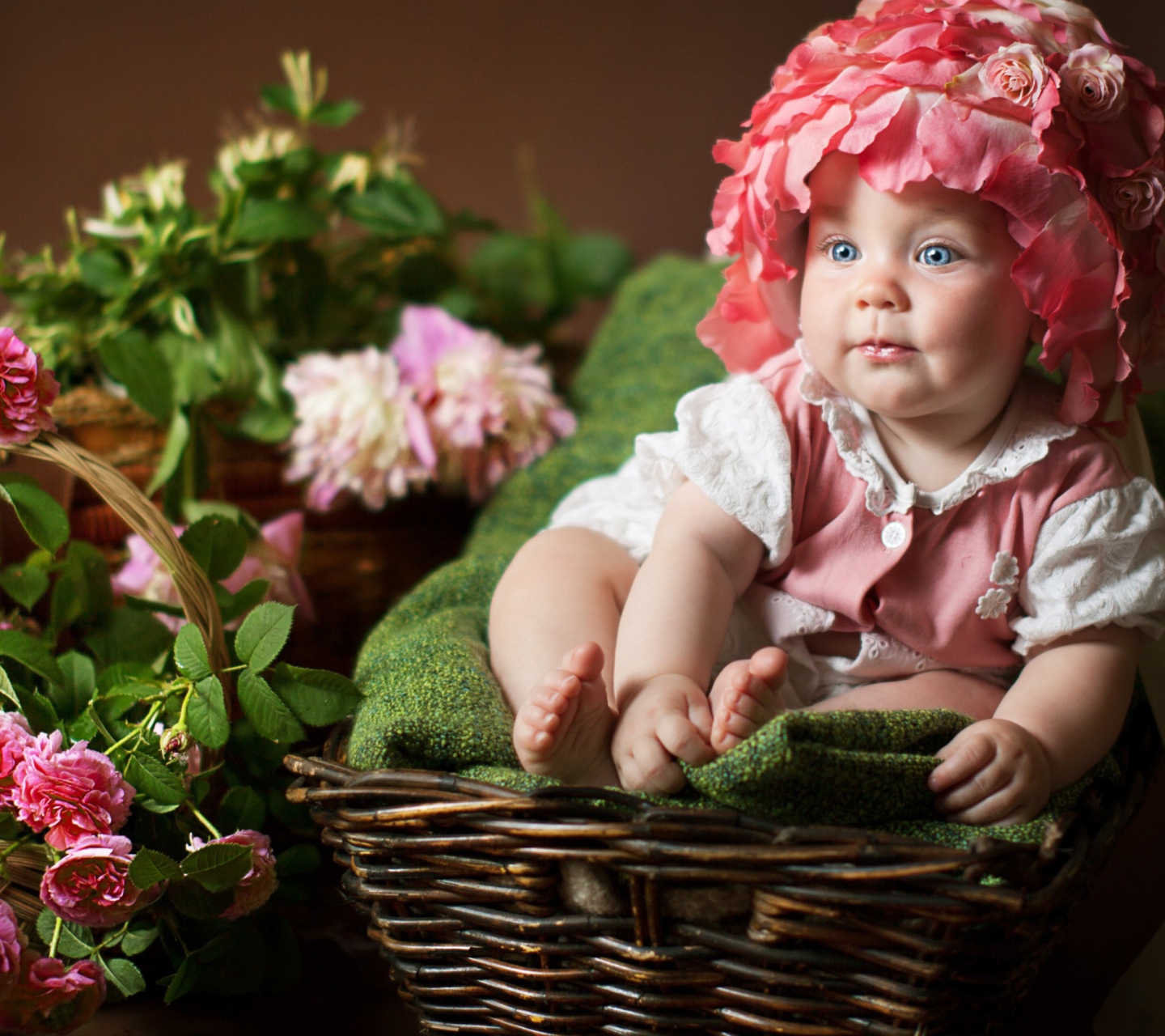 Screenshot №1 pro téma Cute Baby With Blue Eyes And Roses 1440x1280