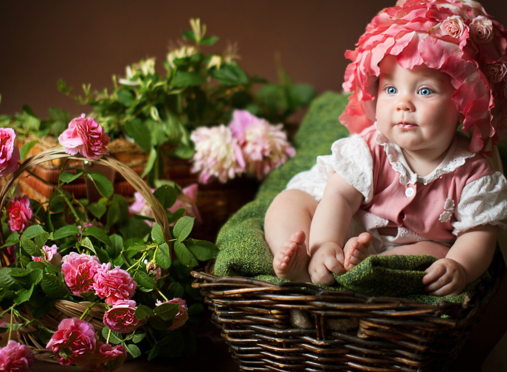 Cute Baby With Blue Eyes And Roses screenshot #1 1920x1408