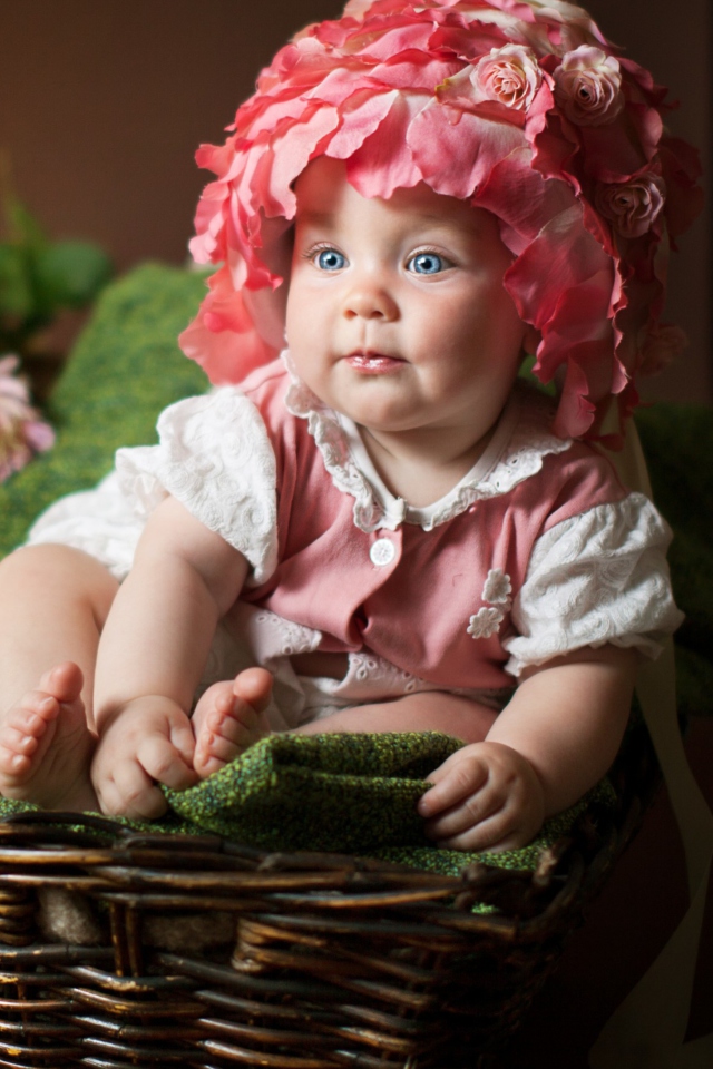 Screenshot №1 pro téma Cute Baby With Blue Eyes And Roses 640x960