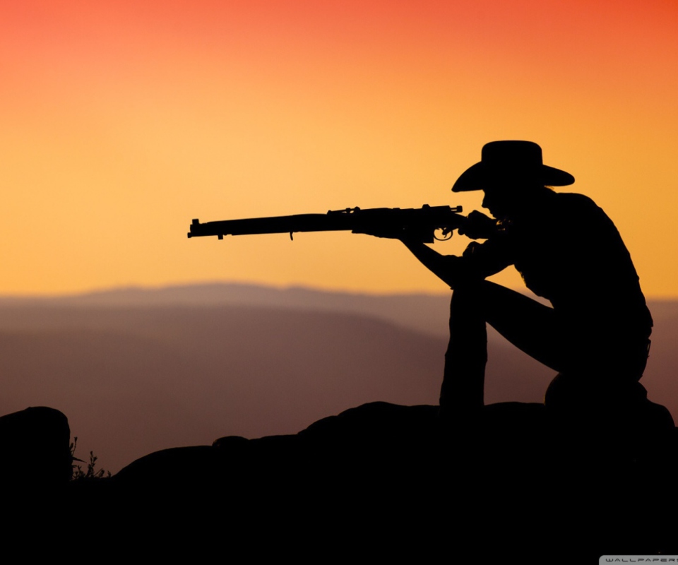 Sfondi Cowboy Shooting In The Sunset 960x800