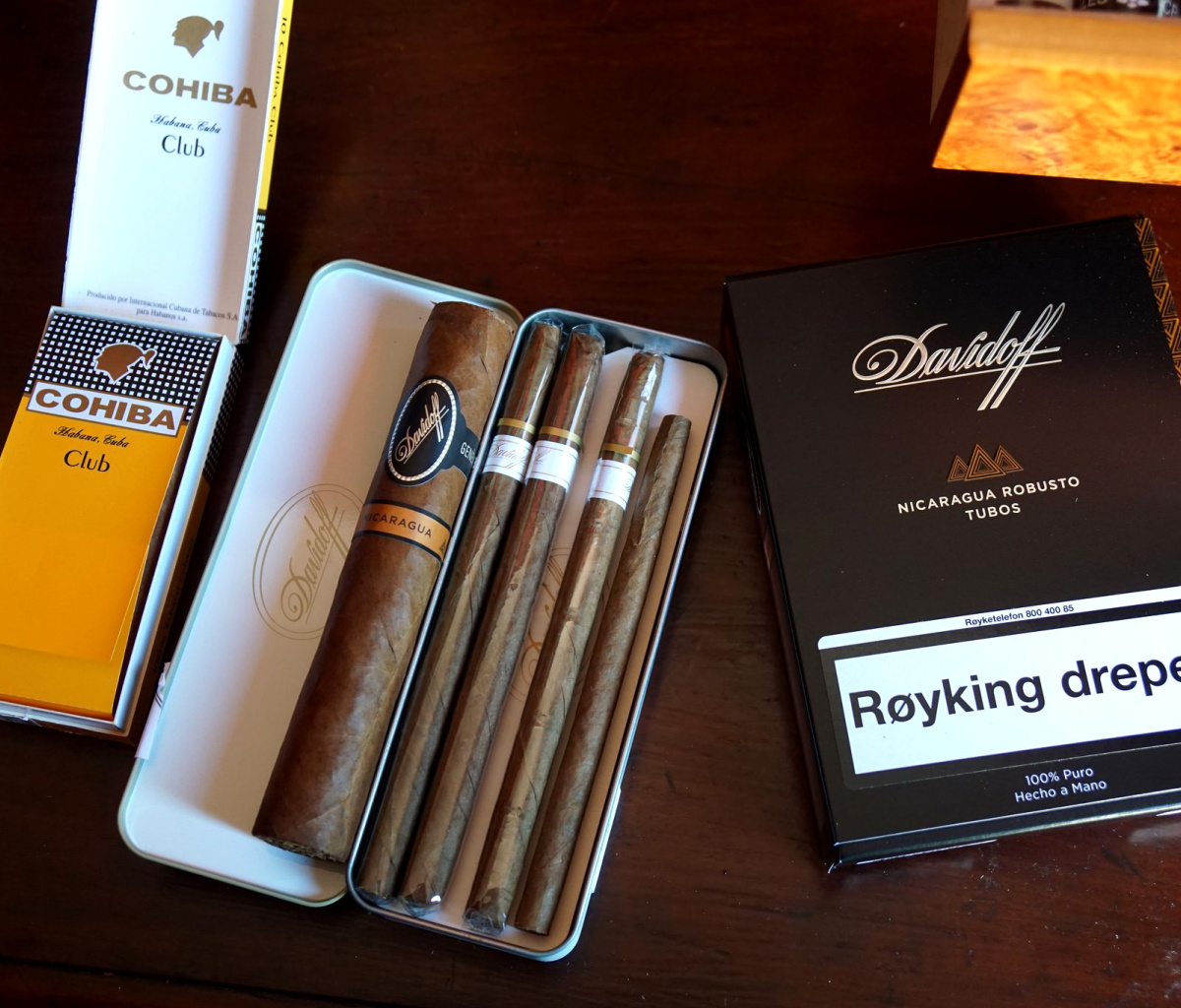 Обои Davidoff and Cohiba Cigars 1200x1024