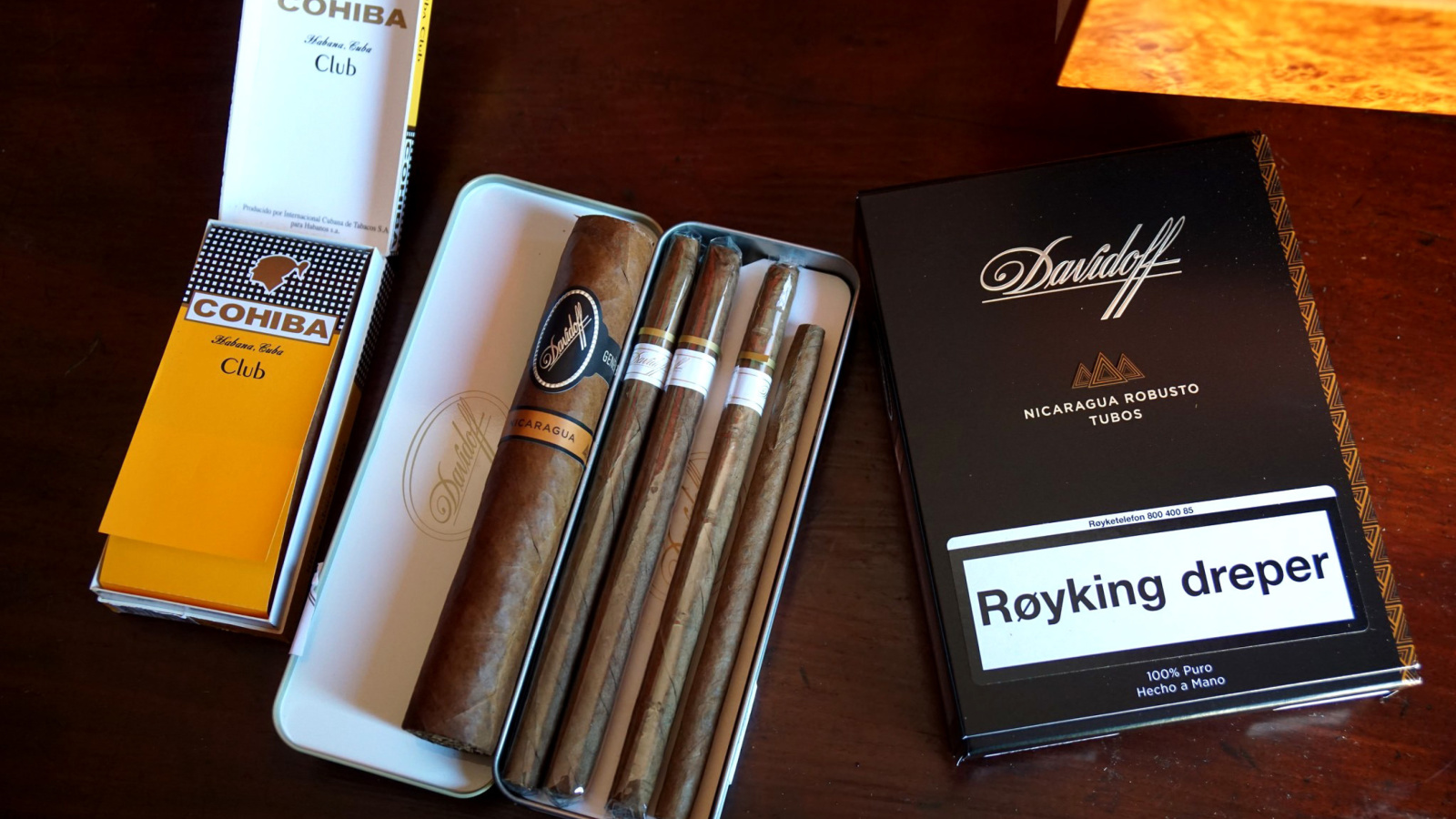 Fondo de pantalla Davidoff and Cohiba Cigars 1600x900