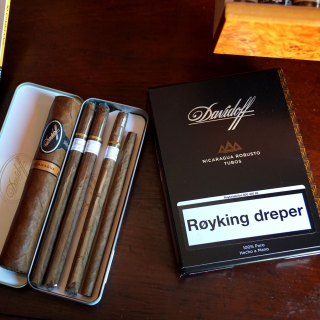 Обои Davidoff and Cohiba Cigars на 128x128