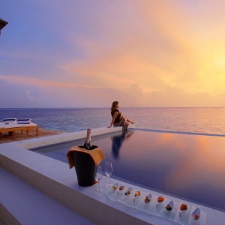 Maldives pool with girl papel de parede para celular para iPad Air