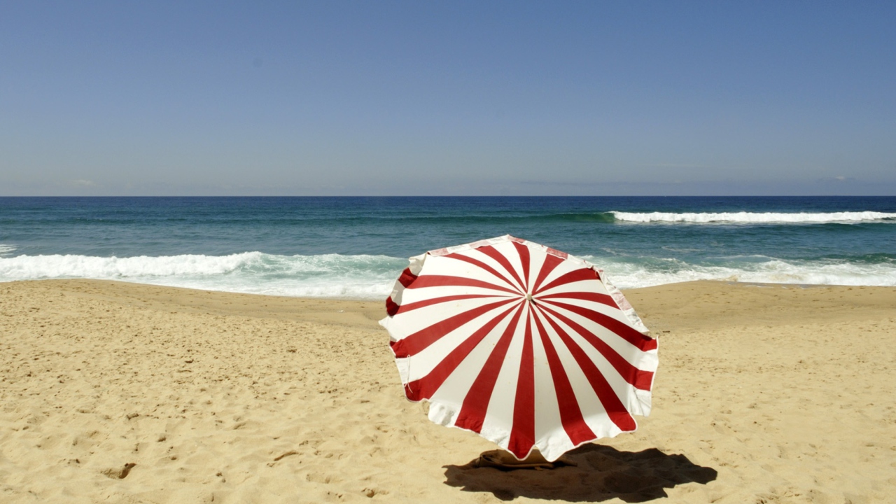 Fondo de pantalla Umbrella On The Beach 1280x720