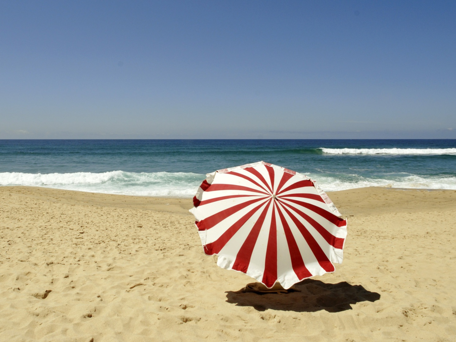 Das Umbrella On The Beach Wallpaper 1600x1200