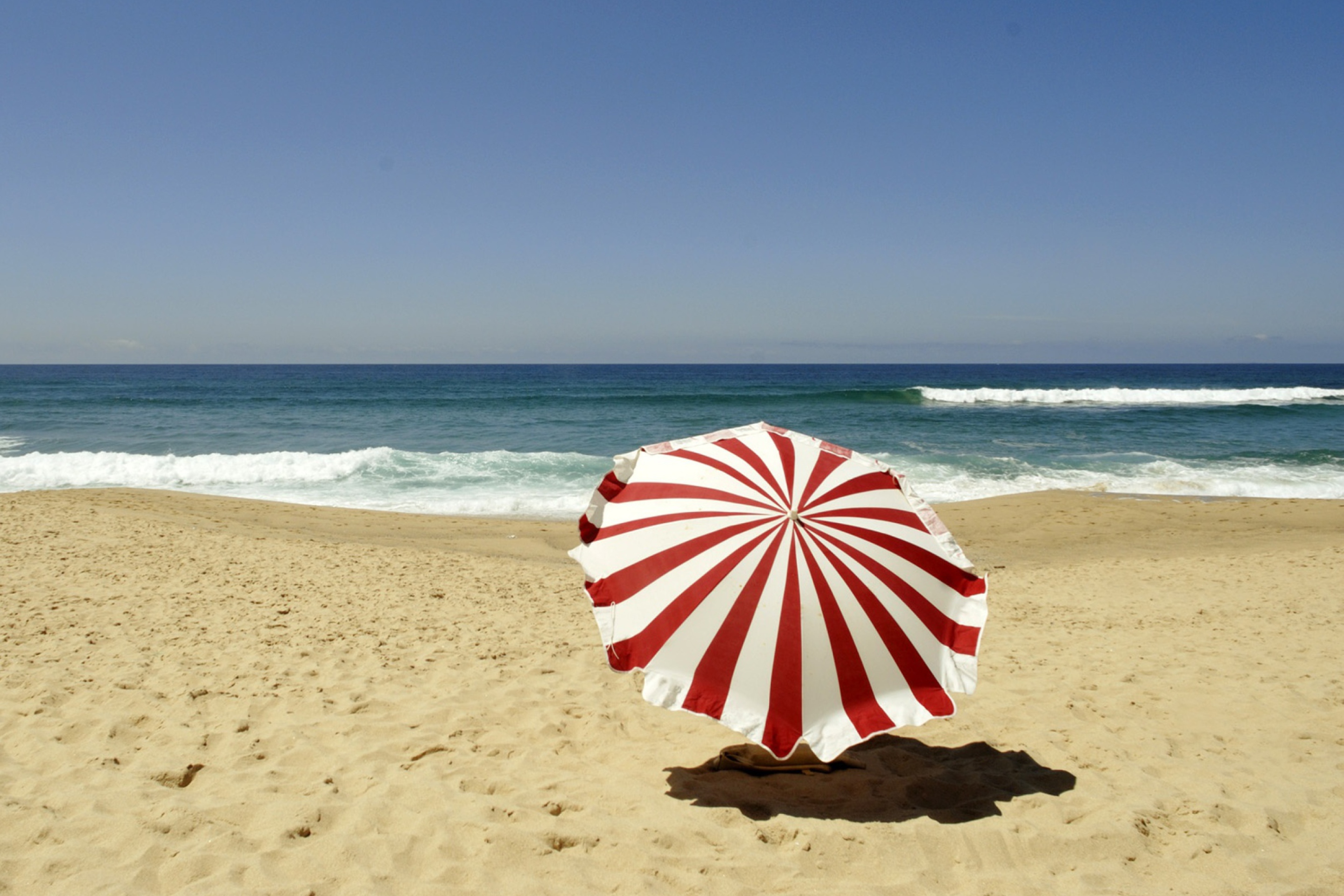 Обои Umbrella On The Beach 2880x1920