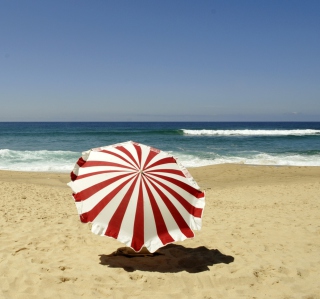 Kostenloses Umbrella On The Beach Wallpaper für 1024x1024