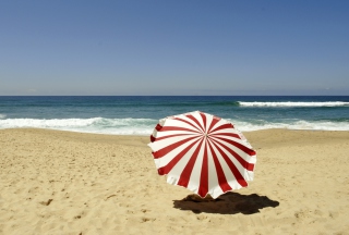 Umbrella On The Beach - Obrázkek zdarma pro 320x240