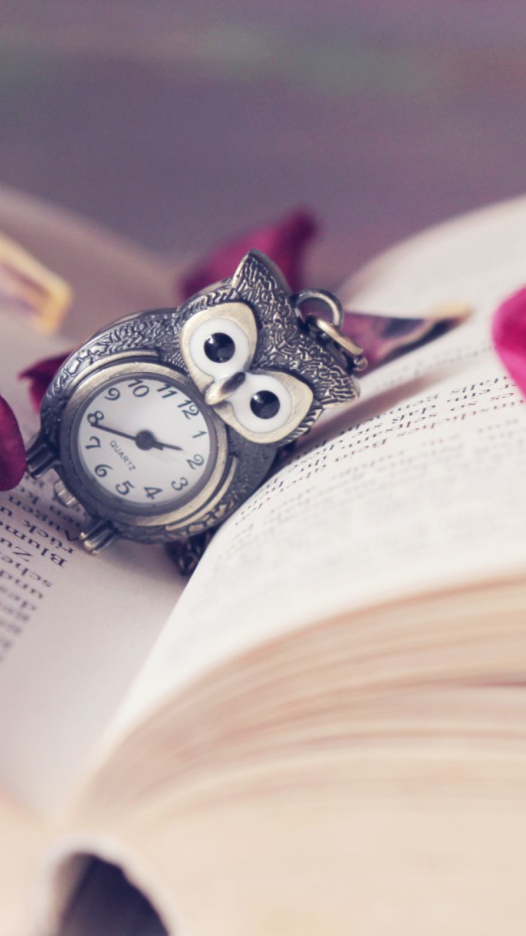 Das Vintage Owl Watch And Book Wallpaper 750x1334