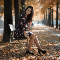 Das Caucasian joy girl in autumn park Wallpaper 208x208