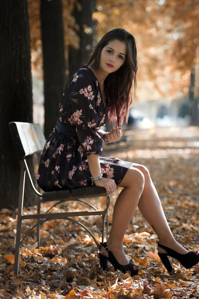 Das Caucasian joy girl in autumn park Wallpaper 640x960