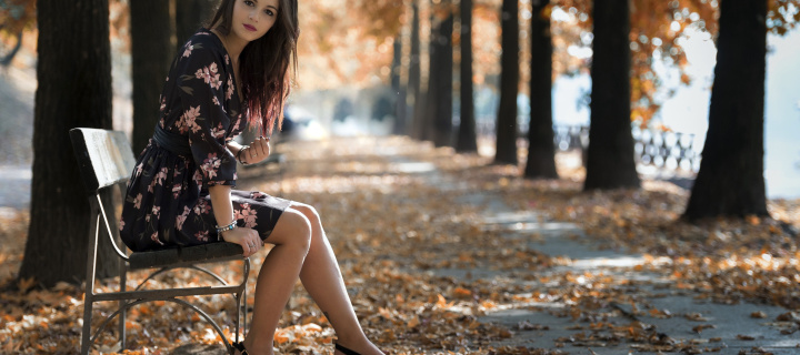 Обои Caucasian joy girl in autumn park 720x320