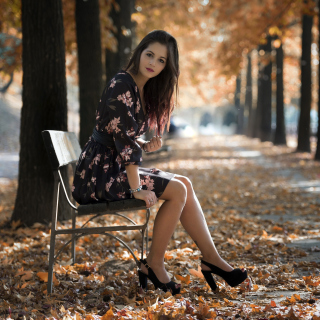Kostenloses Caucasian joy girl in autumn park Wallpaper für iPad