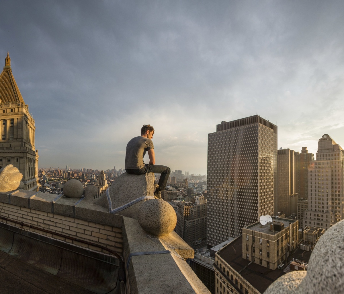 Fondo de pantalla Lonely Man on Roof 1200x1024