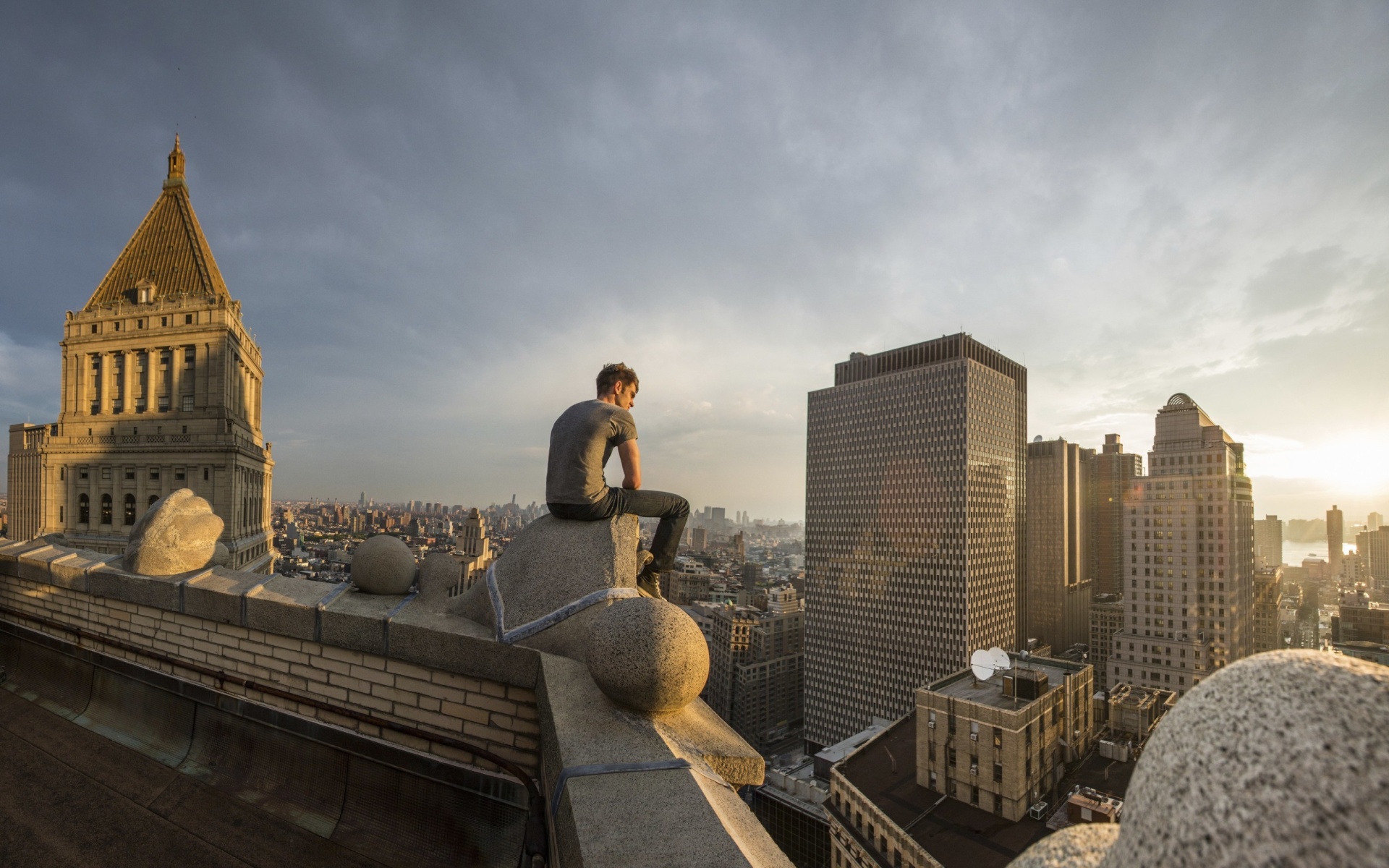 Sfondi Lonely Man on Roof 1920x1200