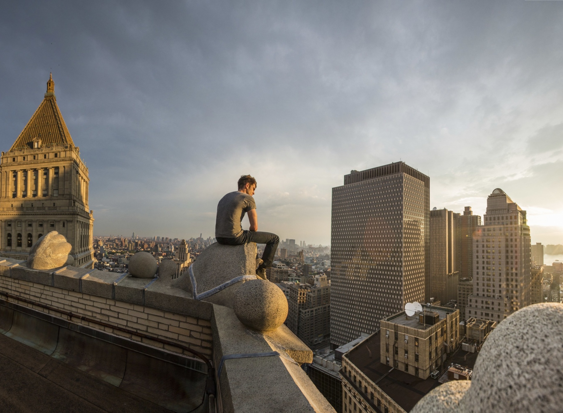 Fondo de pantalla Lonely Man on Roof 1920x1408