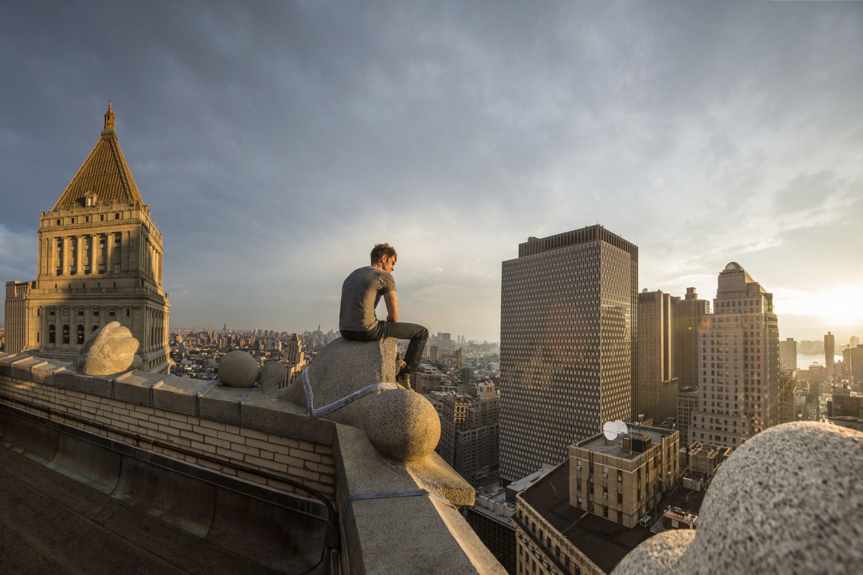 Обои Lonely Man on Roof 2880x1920