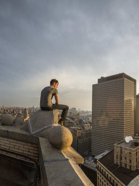 Das Lonely Man on Roof Wallpaper 480x640