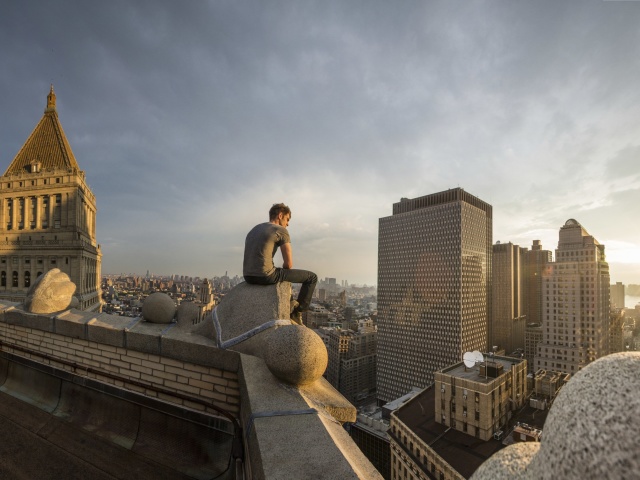 Sfondi Lonely Man on Roof 640x480