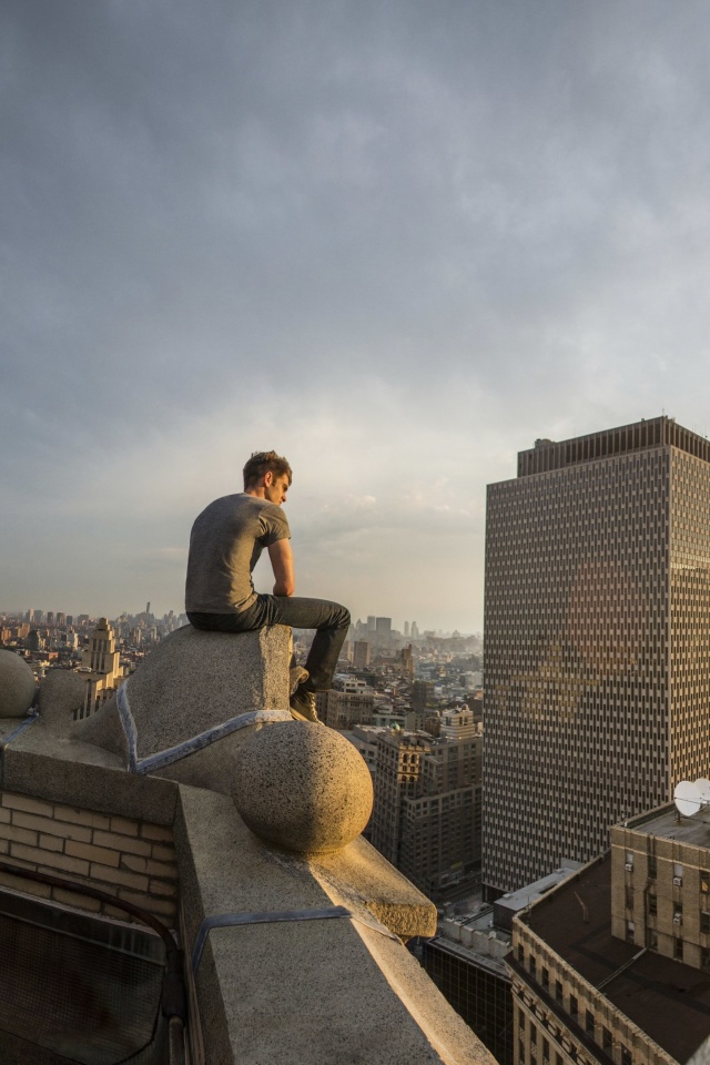 Обои Lonely Man on Roof 640x960