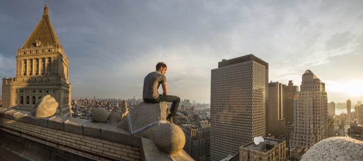 Fondo de pantalla Lonely Man on Roof 720x320