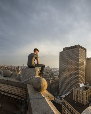 Kostenloses Lonely Man on Roof Wallpaper für Nokia Lumia 800
